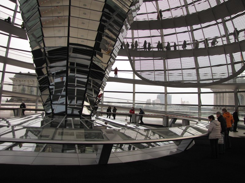 entree koepel reichstag.jpg - Via een wandelpad kun je langs de rand van de koepel naar de top wandelen. Rechts is ook nog het grote scherm te zien die meedraait met de zon. Dit scherm zorgt ervoor dat er niet teveel zonlicht via de spiegels in de zittingszaal terecht komt.
